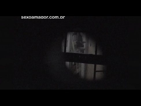 ❤️ Lourinho é secretamente filmado por um voyeur de bairro escondido atrás de tijolos ocos ❤️❌ Porno fodido em nós ❌❤