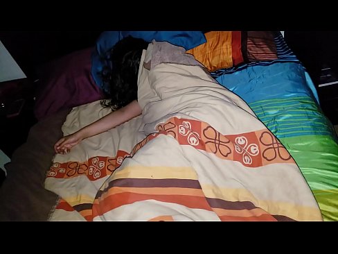 ❤️ Stepson berating sua jovem madrasta enquanto ela dorme. ❤️❌ Porno fodido em nós ❌❤